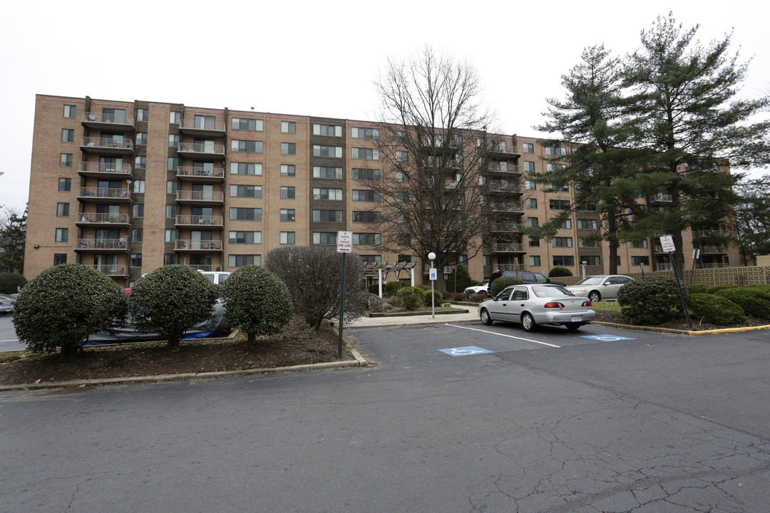 Churchill Apartments in Falls Church, VA - Building Photo