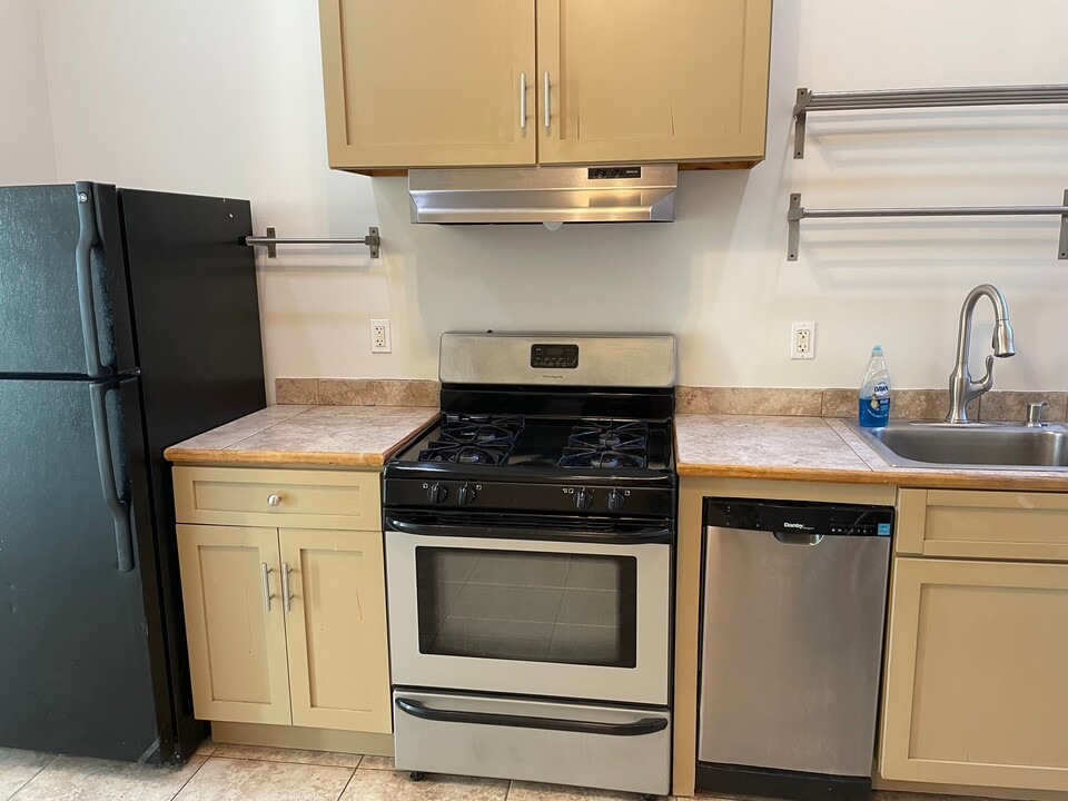 2013 N College Ave, Unit Apartment 1 in Philadelphia, PA - Building Photo