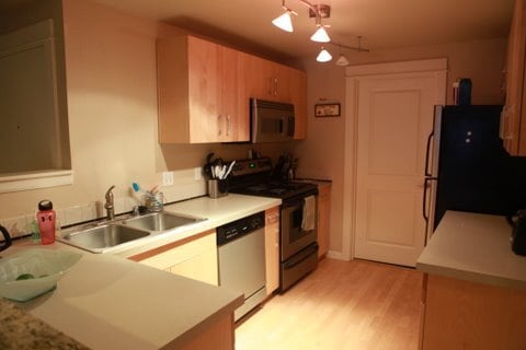 724 Kirkland Cir, Unit B203 in Kirkland, WA - Building Photo - Building Photo