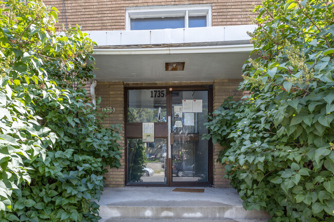 1735 34 Av SW in Calgary, AB - Building Photo - Building Photo