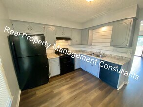 704 NE Ball Dr in Lee's Summit, MO - Building Photo - Building Photo