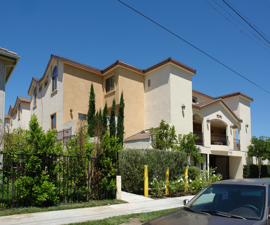 9201 Tobias Ave in Panorama City, CA - Foto de edificio