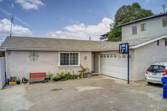 921 Manzanita St in Los Angeles, CA - Building Photo - Building Photo