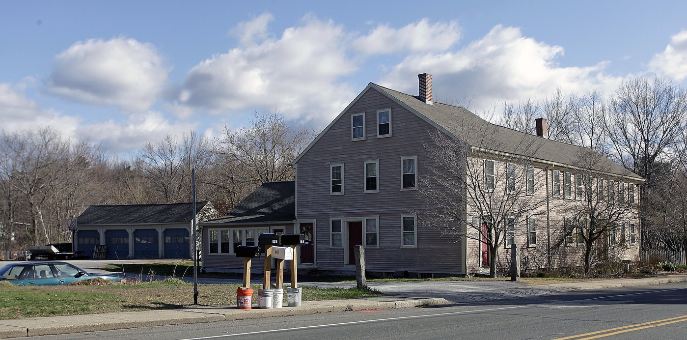 84 E Hartford Rd in Uxbridge, MA - Building Photo