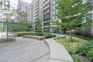 525 Wilson Ave in Toronto, ON - Building Photo