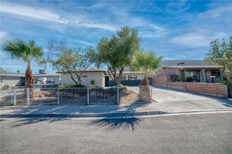 2825 Kings Way in Las Vegas, NV - Building Photo - Building Photo