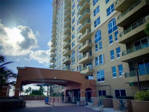 2080 S Ocean Dr in Hallandale Beach, FL - Foto de edificio - Building Photo