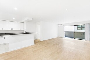 642 N West Knoll Dr. Apartments in West Hollywood, CA - Building Photo