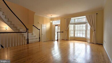 1379 Heritage Oak Way in Reston, VA - Building Photo - Building Photo