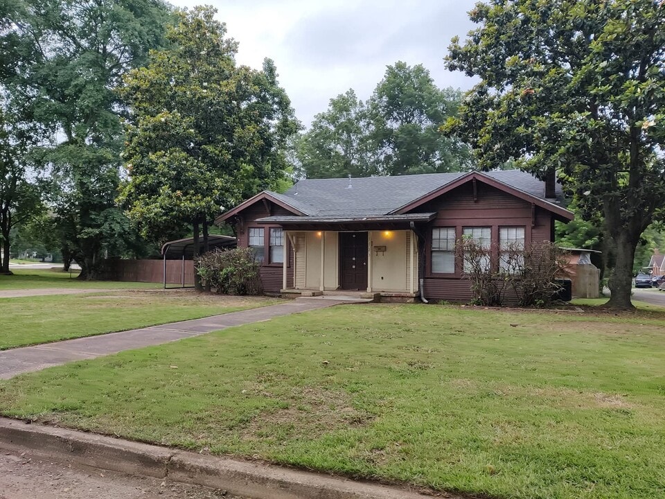 1723 W 18th St in Texarkana, TX - Building Photo