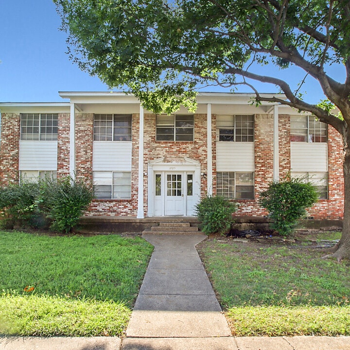 2725 Patricia Ln in Garland, TX - Building Photo