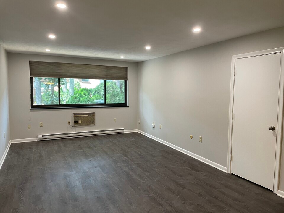 1323 Worcester Rd in Framingham, MA - Building Photo