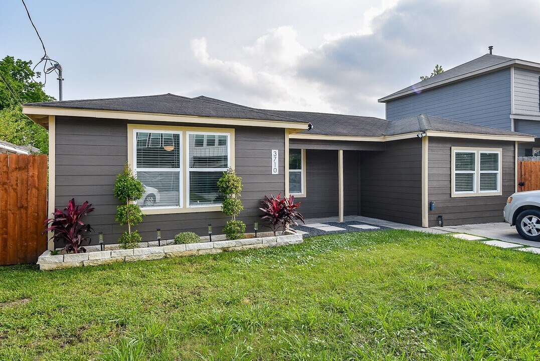 3710 Dreyfus St in Houston, TX - Building Photo