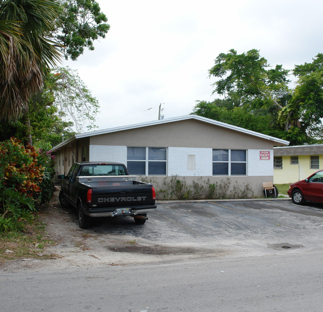 605 SW 14th Ter in Fort Lauderdale, FL - Building Photo - Building Photo