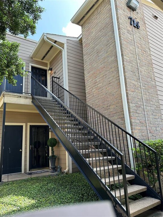 714 Bering Dr in Houston, TX - Building Photo