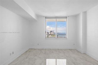 325 S Biscayne Blvd in Miami, FL - Building Photo - Building Photo