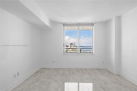 325 S Biscayne Blvd in Miami, FL - Foto de edificio - Building Photo