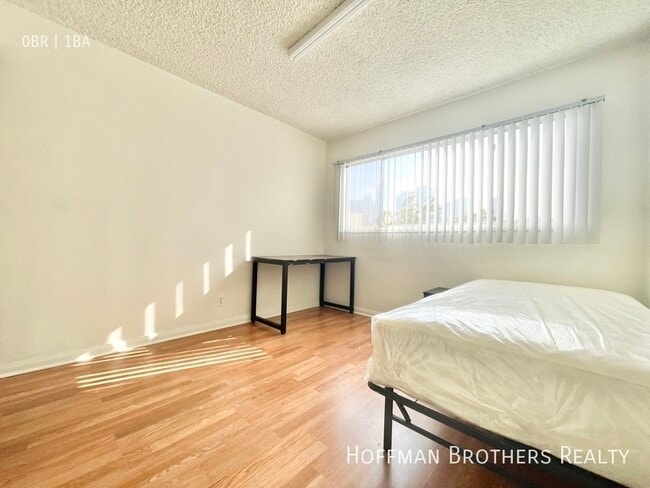 933 Grattan St in Los Angeles, CA - Foto de edificio - Building Photo