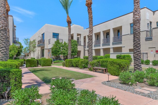 2 Biltmore Estates Dr in Phoenix, AZ - Building Photo - Building Photo