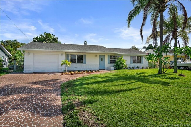 1838 NE 21st Terrace E in Jensen Beach, FL - Foto de edificio - Building Photo