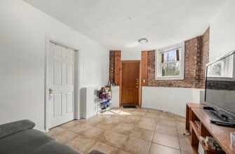 2 Colliston Rd, Unit 2B in Boston, MA - Foto de edificio - Building Photo