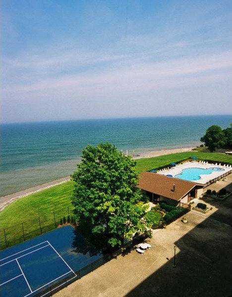 The Perch on Lake Apartments in Sheffield Lake, OH - Building Photo