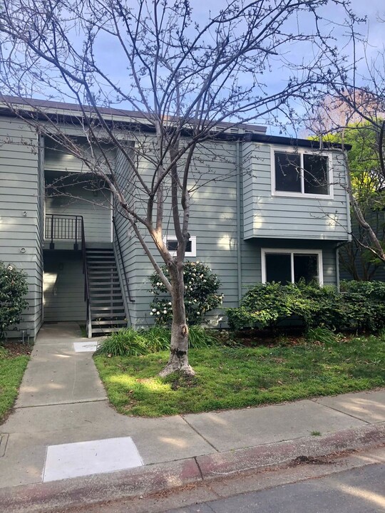 16 Emery Bay Dr in Emeryville, CA - Building Photo