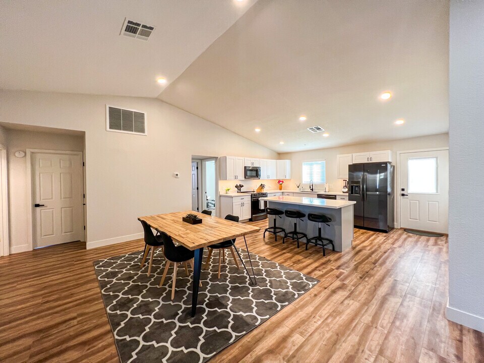 229 W Stanford Ave in Gilbert, AZ - Building Photo