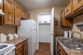 Deer Creek Apartments in Austintown, OH - Building Photo - Interior Photo