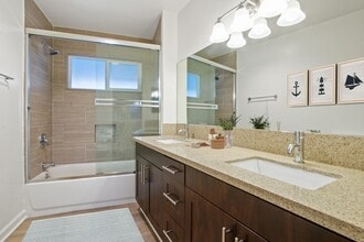 The Waterfront in Newport Beach, CA - Foto de edificio - Building Photo