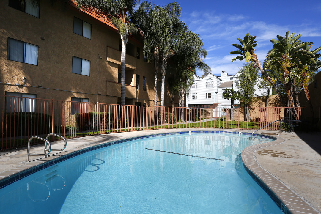 Canyon Crest Hills in Riverside, CA - Building Photo