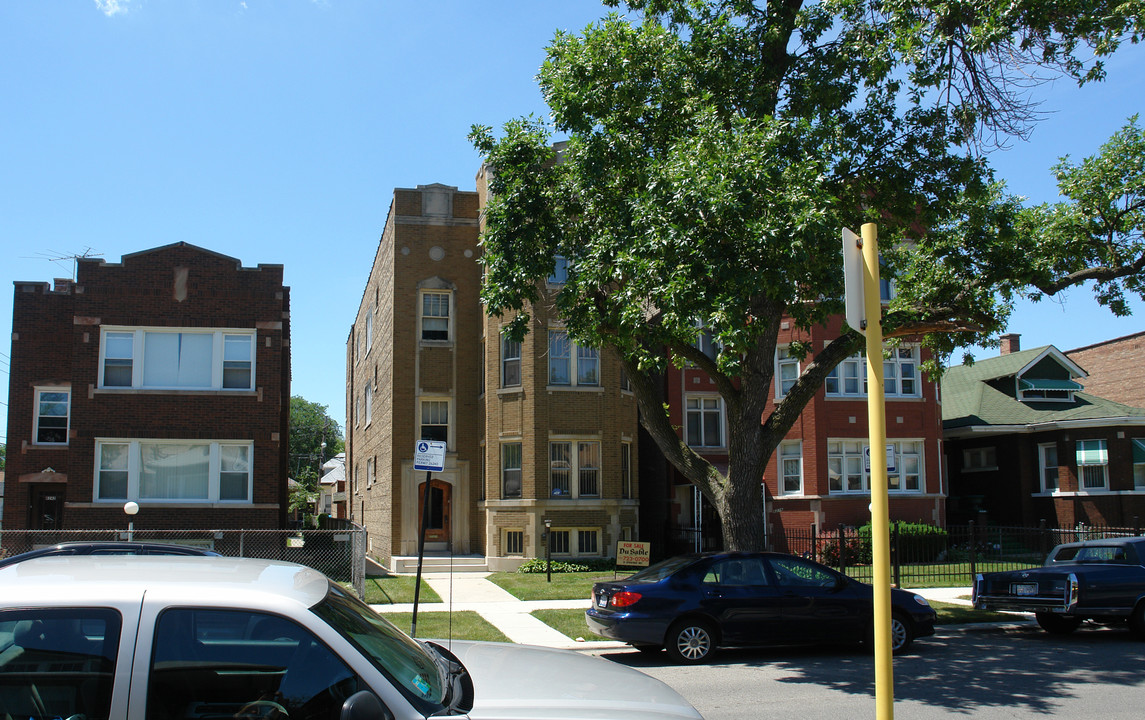 8240 S Hermitage Ave in Chicago, IL - Building Photo