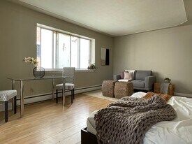 215 Jackson St W in Hamilton, ON - Building Photo