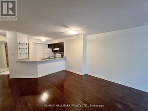 24-224 Wellesley St W in Toronto, ON - Building Photo - Building Photo