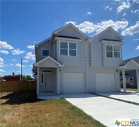 1004 E Fannin St in Luling, TX - Foto de edificio - Building Photo