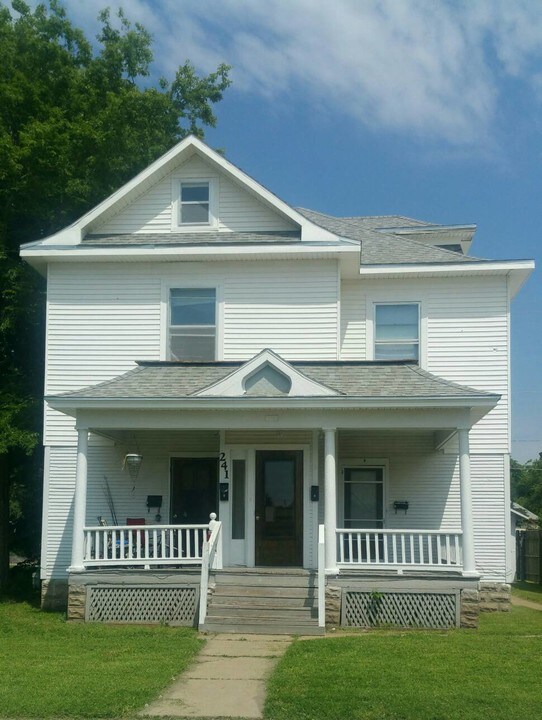 241 S 5th St-Unit -3 in Salina, KS - Foto de edificio