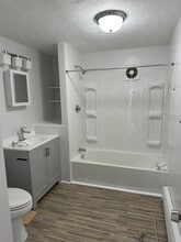 10 Oswald St, Unit Large One-Bedroom Heat Included in Worcester, MA - Building Photo - Building Photo