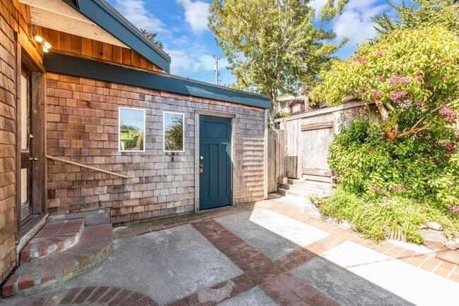 204 San Pedro Ave in Pacifica, CA - Building Photo - Building Photo