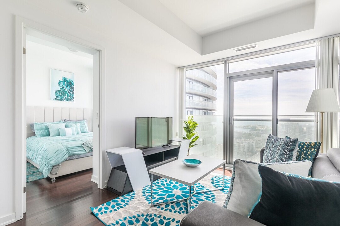 120 Bremner Blvd in Toronto, ON - Building Photo