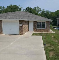 901 W Gay St in Warrensburg, MO - Building Photo