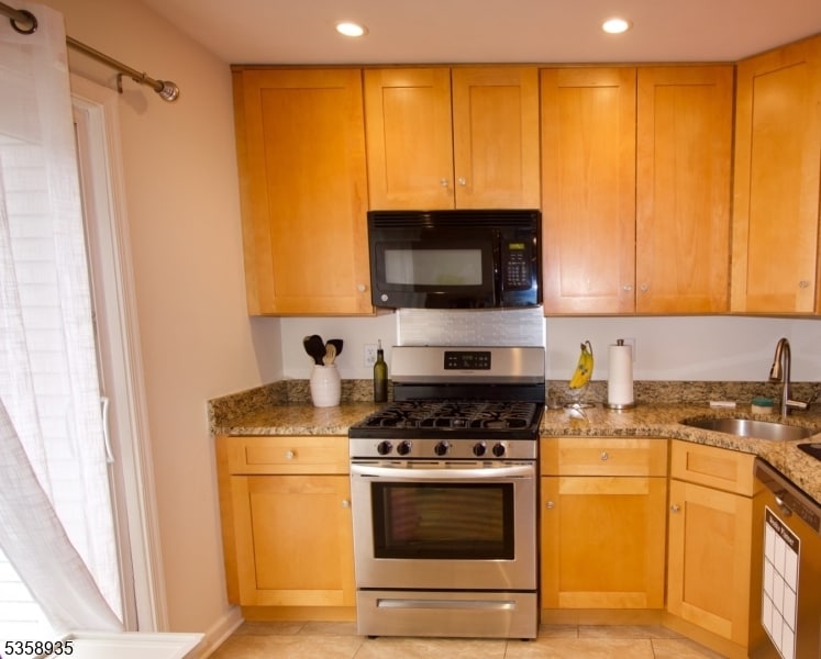 78 Woodward Ln in Bernards, NJ - Building Photo