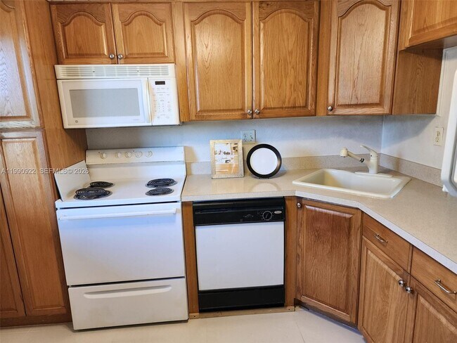 8370 Sands Point Blvd in Tamarac, FL - Building Photo - Building Photo