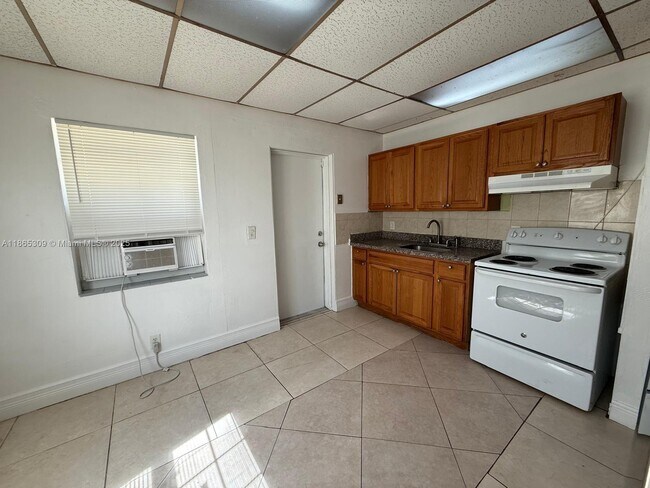 381 NW 16th St in Pompano Beach, FL - Building Photo - Building Photo