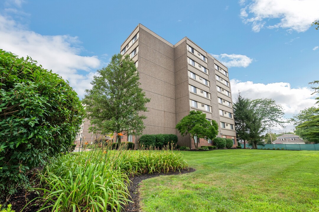 Lima Towers - Income Based 62+ in Lima, OH - Foto de edificio