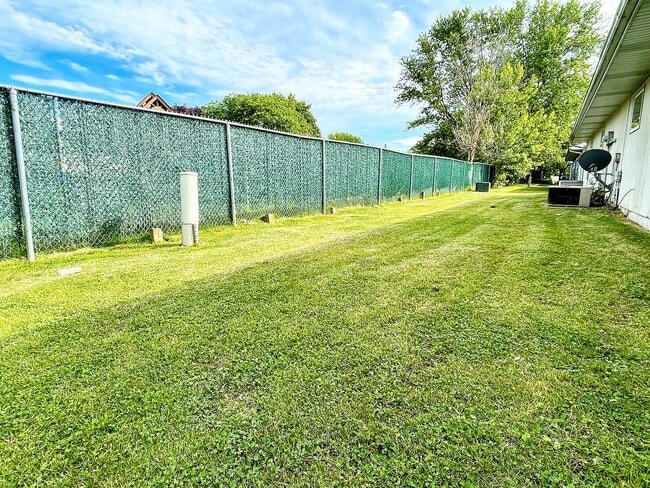 150 Meadows Cir in Crown Point, IN - Building Photo - Building Photo