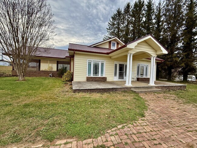 2703 Old Spartanburg Rd in East Flat Rock, NC - Building Photo - Building Photo