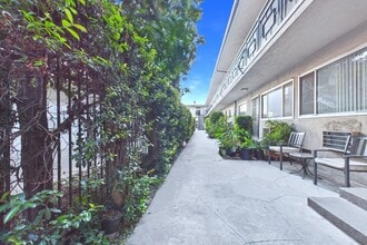 6743 Whitsett Avenue in North Hollywood, CA - Foto de edificio - Building Photo