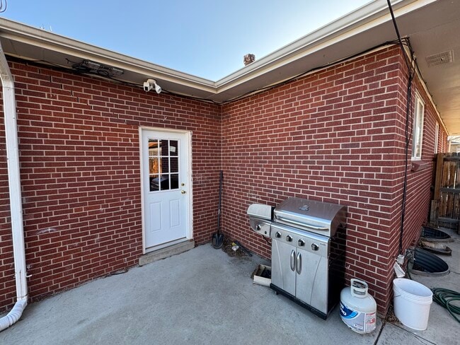 6085 W Arkansas Ave in Lakewood, CO - Foto de edificio - Building Photo