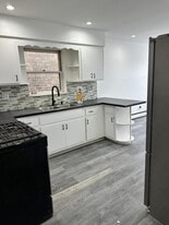 5530 N Mango Ave, Unit 2nd floor in Chicago, IL - Building Photo