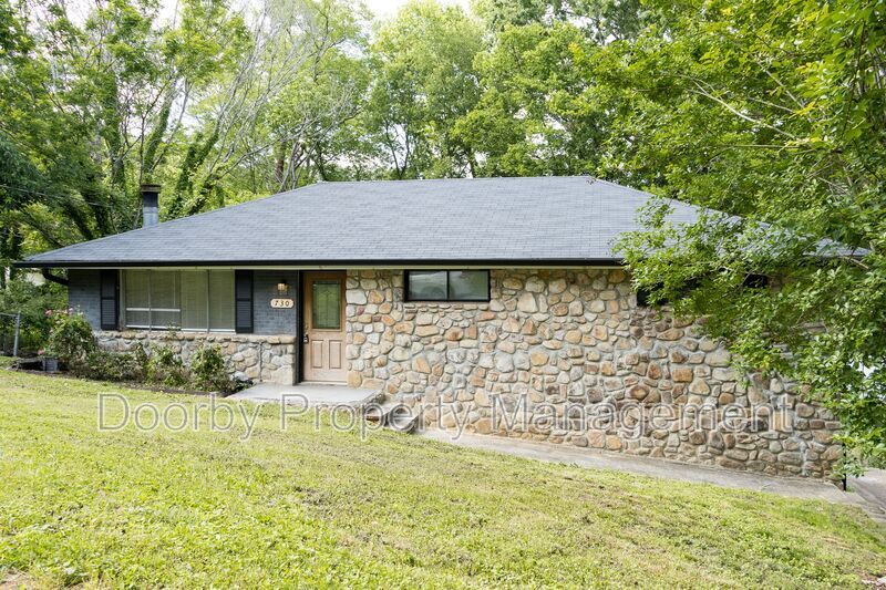 730 Roberta Dr in Rossville, GA - Building Photo